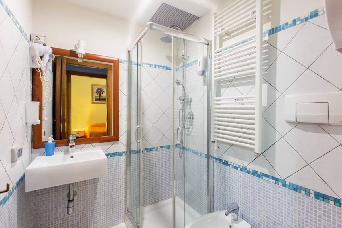 double room, 1 double bed | bathroom | shower, free toiletries, hair dryer, bidet