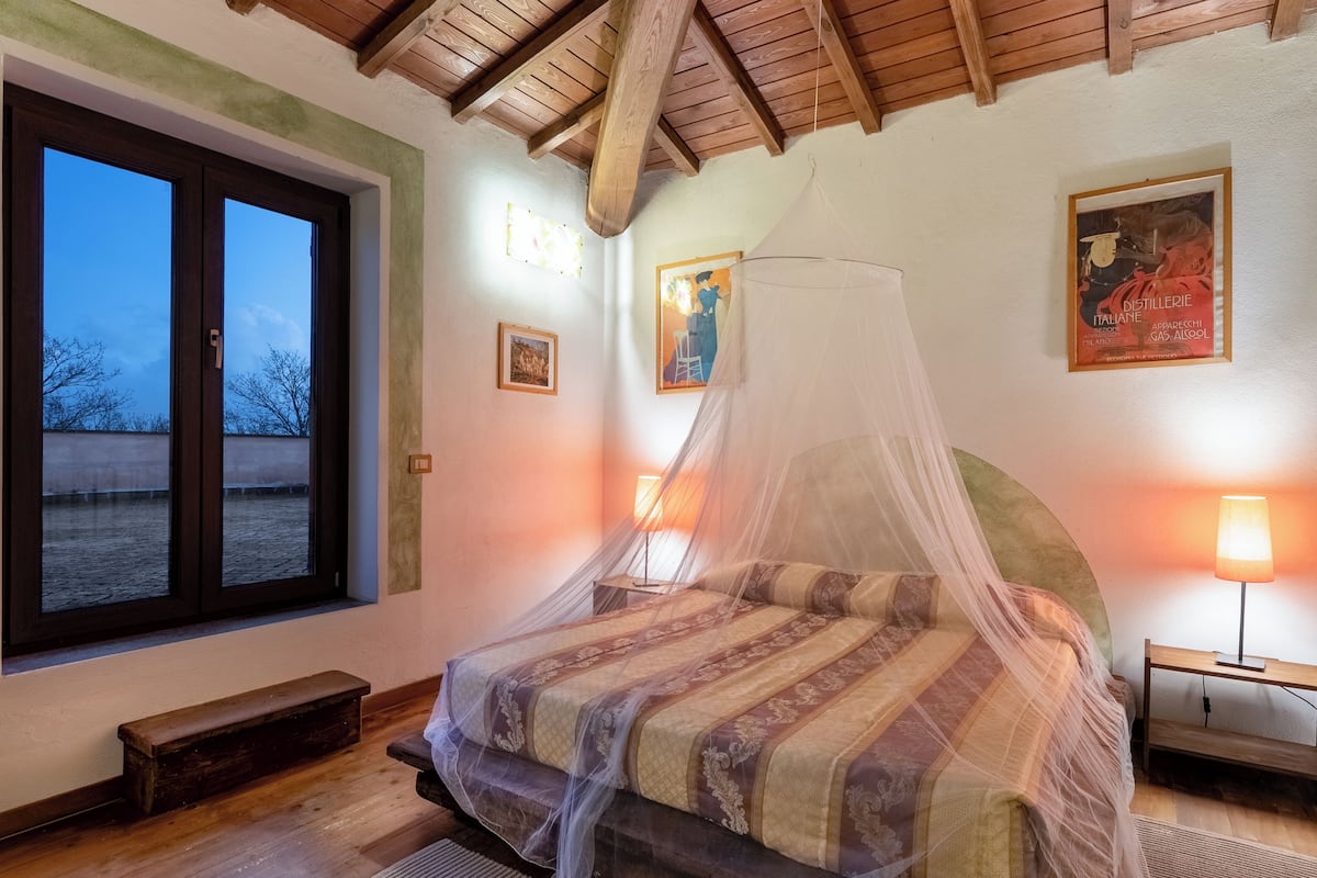 Individually decorated, individually furnished, bed sheets