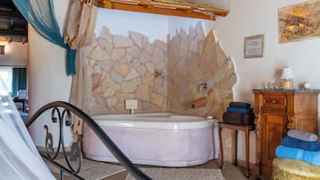 Luxury Suite, Sauna, Garden View | Private spa tub