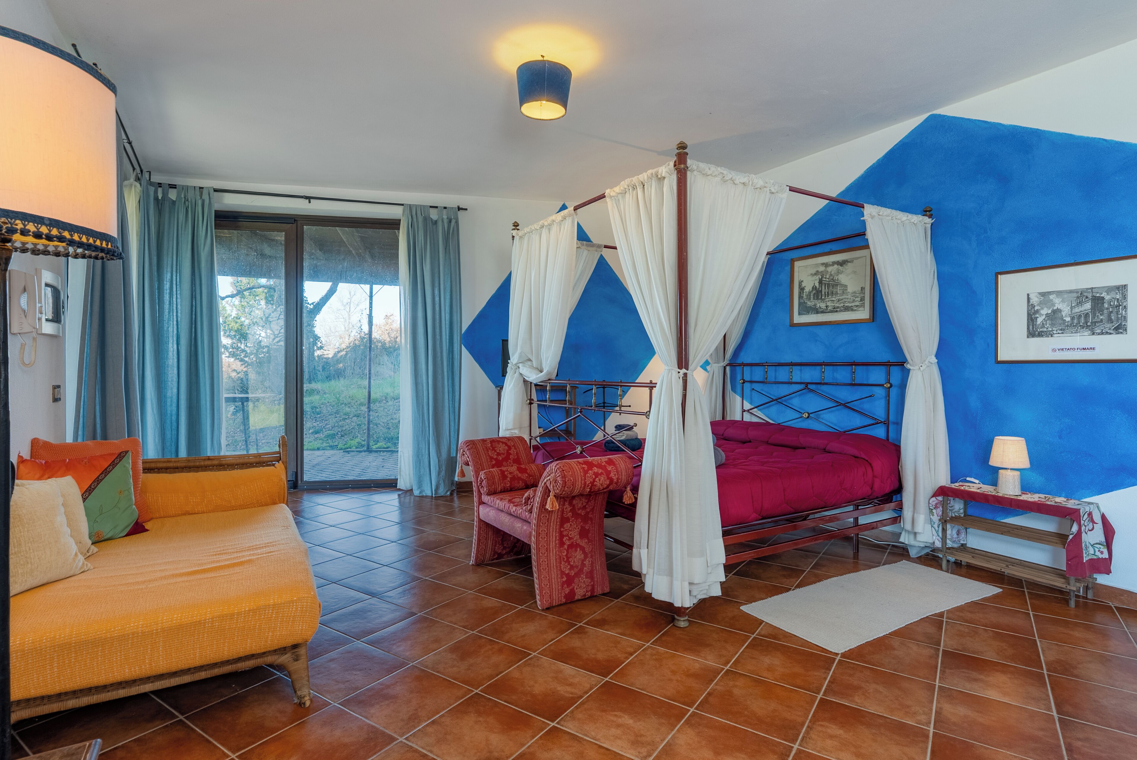 Superior-studio, patio, näköala puistoon | Yksilöllisesti sisustettu, yksilöllisesti kalustettu, vuodevaatteet