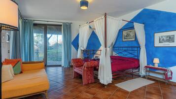 Superior-studio, patio, näköala puistoon | Yksilöllisesti sisustettu, yksilöllisesti kalustettu, vuodevaatteet