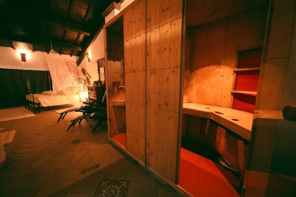 Una habitación con una cama, un armario de madera y un banco.