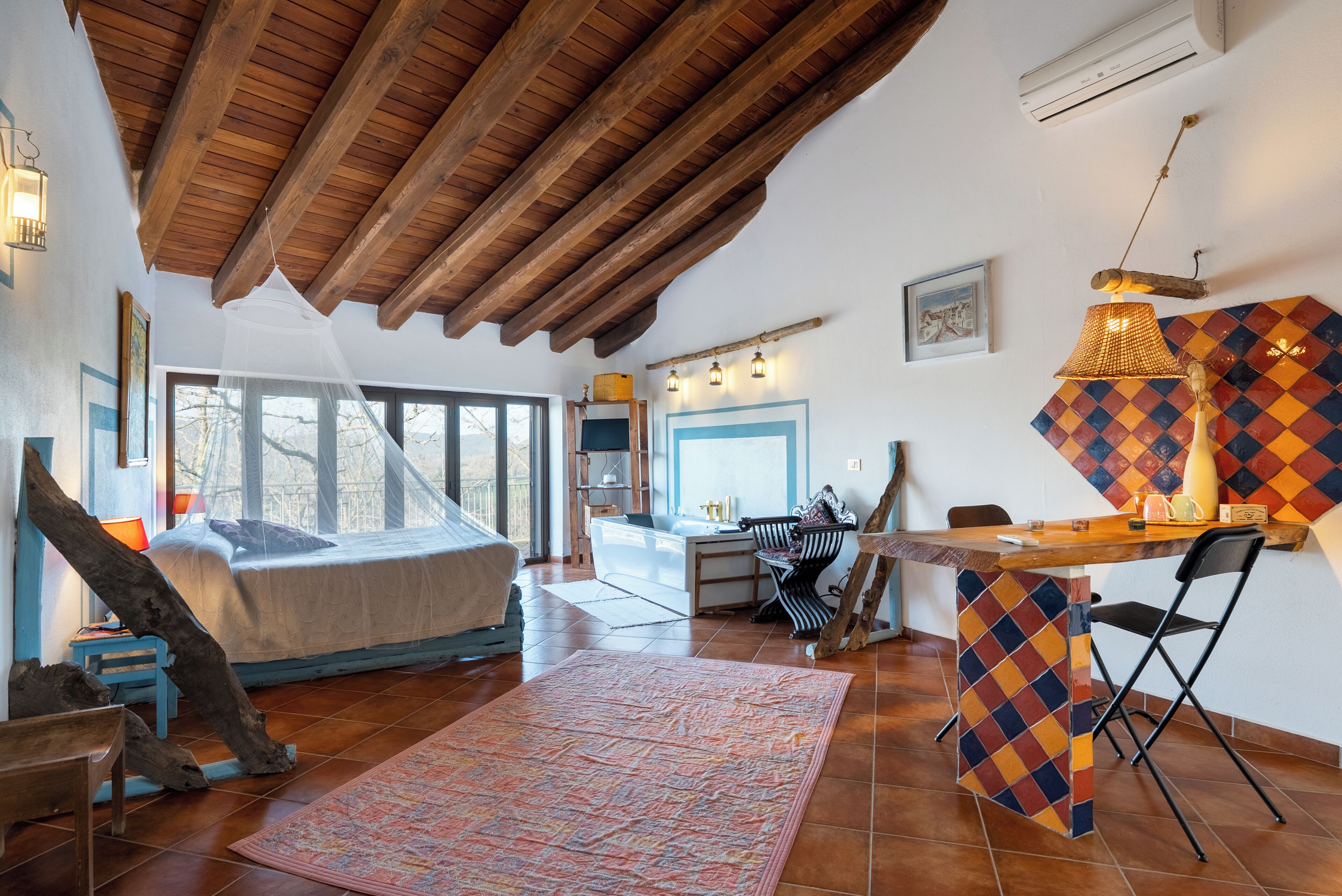 Deluxe Suite, Jetted Tub, Partial Sea View | Individually decorated, individually furnished, bed sheets