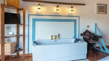 Suite Deluxe, bain à remous, vue partielle sur la mer | Bain à remous privé