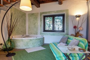 Comfort Loft, 1 Queen Bed with Sofa bed, Terrace, Park View | Private spa tub