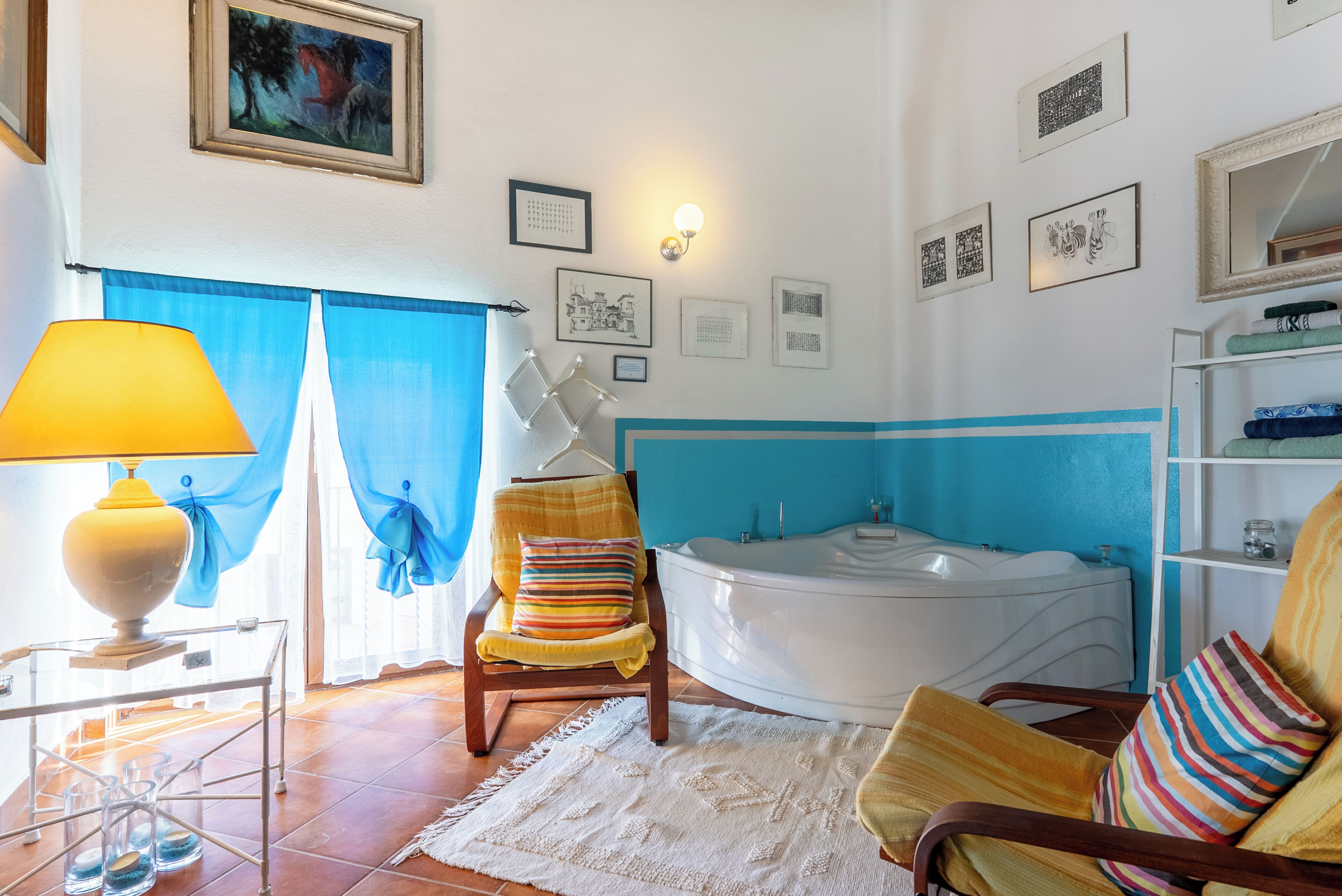 Junior Suite, 1 Queen Bed, Hot Tub, Garden View | Private spa tub