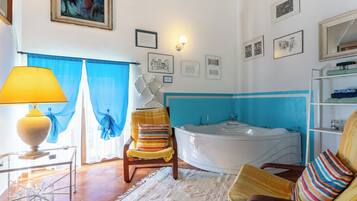 Suite Junior, 1 grand lit, bain à remous, vue jardin | Bain à remous privé