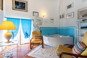 Junior Suite, 1 Queen Bed, Hot Tub, Garden View | Private spa tub - Tenuta Monte la Guardia (Cerveteri)