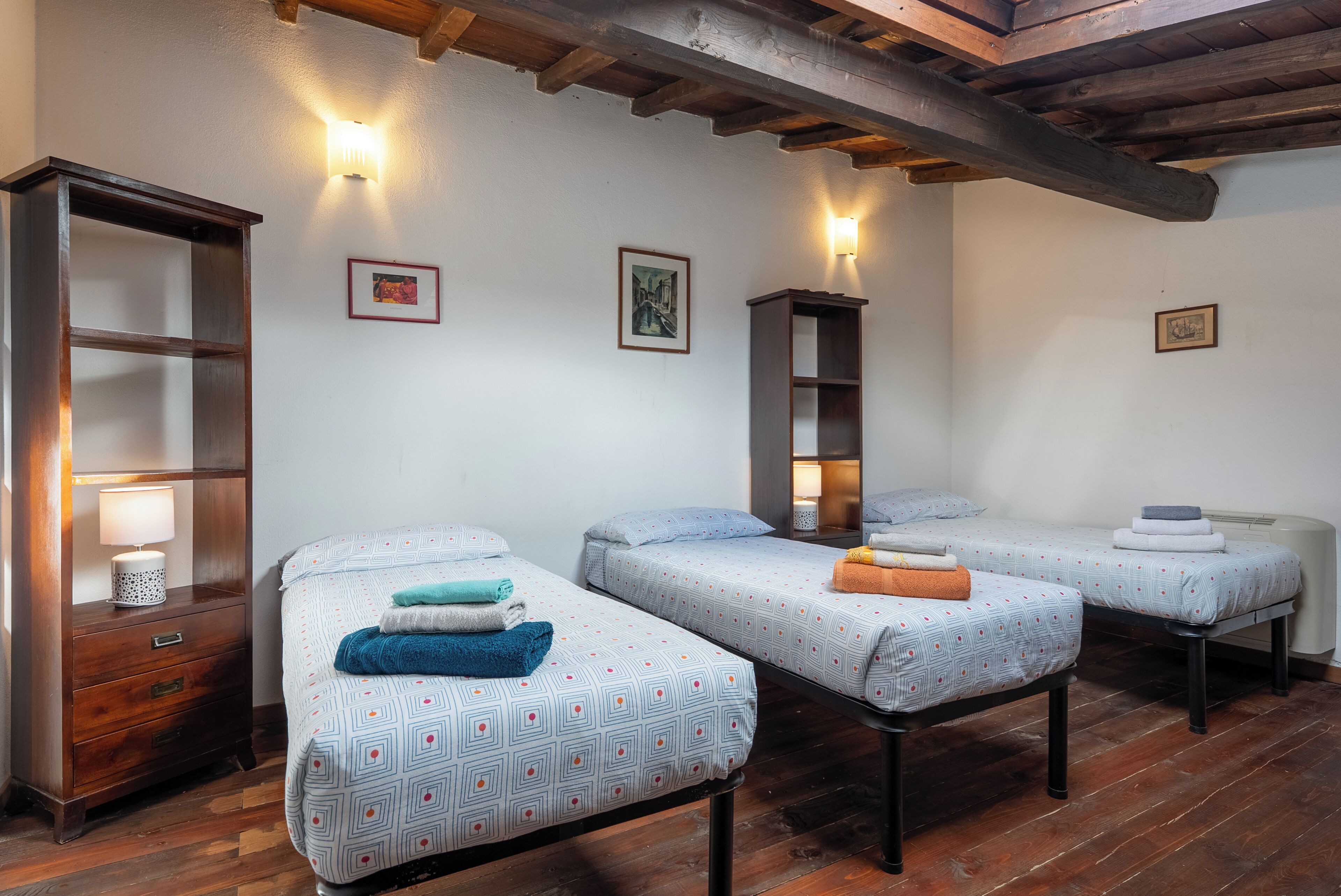 Superior-ullakkohuoneisto, lemmikit sallittu, näköala puutarhaan | Yksilöllisesti sisustettu, yksilöllisesti kalustettu, vuodevaatteet