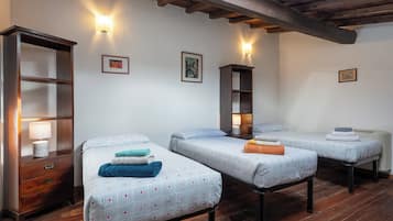 Superior-ullakkohuoneisto, lemmikit sallittu, näköala puutarhaan | Yksilöllisesti sisustettu, yksilöllisesti kalustettu, vuodevaatteet