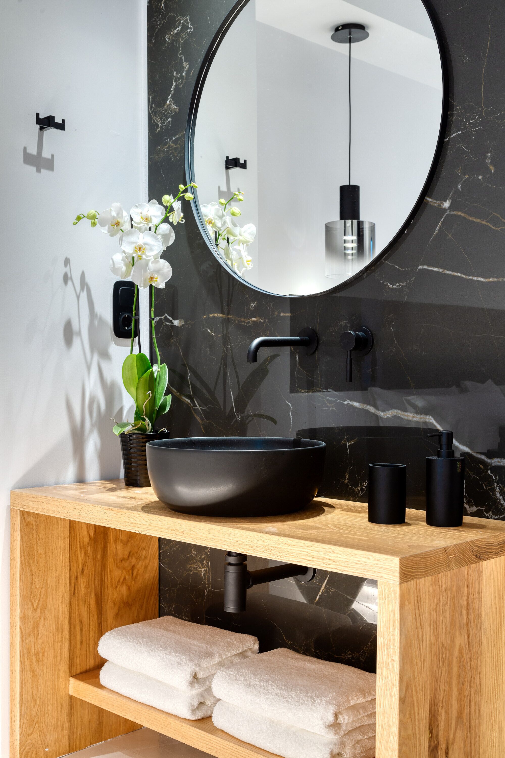 honeymoon suite, private pool | bathroom | shower, free toiletries, hair dryer, bathrobes