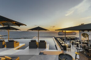 Outdoor pool, pool umbrellas, pool loungers - Tagoo Black (Mykonos)