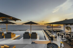 Piscina externa, guarda-sóis, espreguiçadeiras