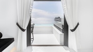Un balcón con vista al mar y un crucero.