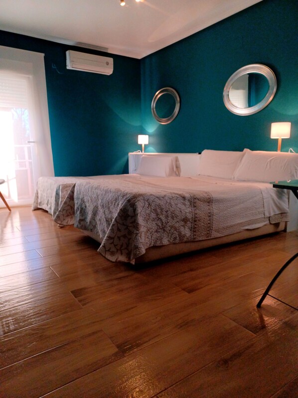 Kamar Triple Comfort | Meja kerja, Wi-Fi gratis, dan seprai linen