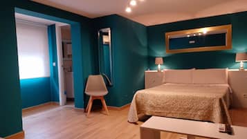 Een bureau, gratis wifi, beddengoed