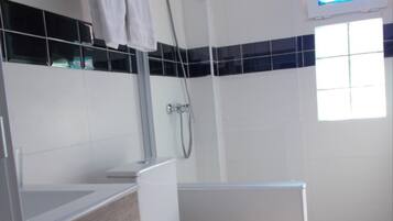 Chuveiro, ducha de hidromassagem, secador de cabelo, toalhas de banho