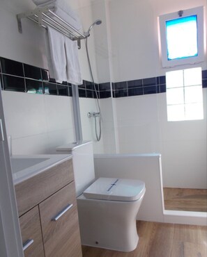 Shower, hydromassage showerhead, hair dryer, towels - C&H Aravaca Garden (Madrid)