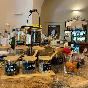 Colazione a buffet, servita tutte le mattine (20 EUR a persona)