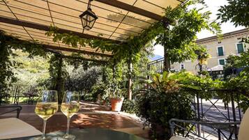 Se sirven comidas, cenas y cocina local con vista al jardín