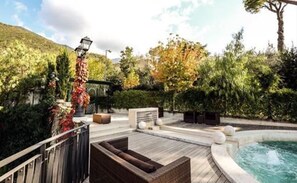 Outdoor spa tub - Villa Euchelia Resort (Castrocielo)