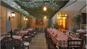 供应早餐、午餐、晚餐和早午餐