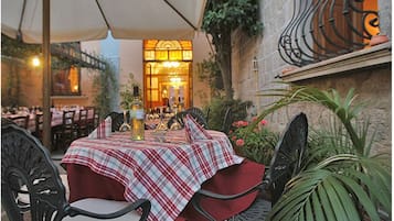 Breakfast, lunch, dinner served; Italian cuisine