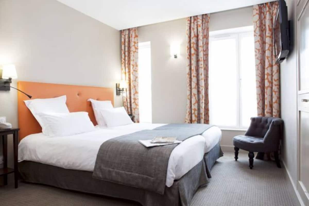 Ropa de cama de alta calidad, caja fuerte, escritorio y cortinas opacas