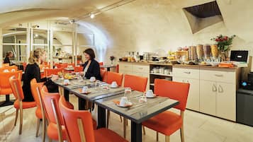 Desayuno buffet todos los días (con cargo)