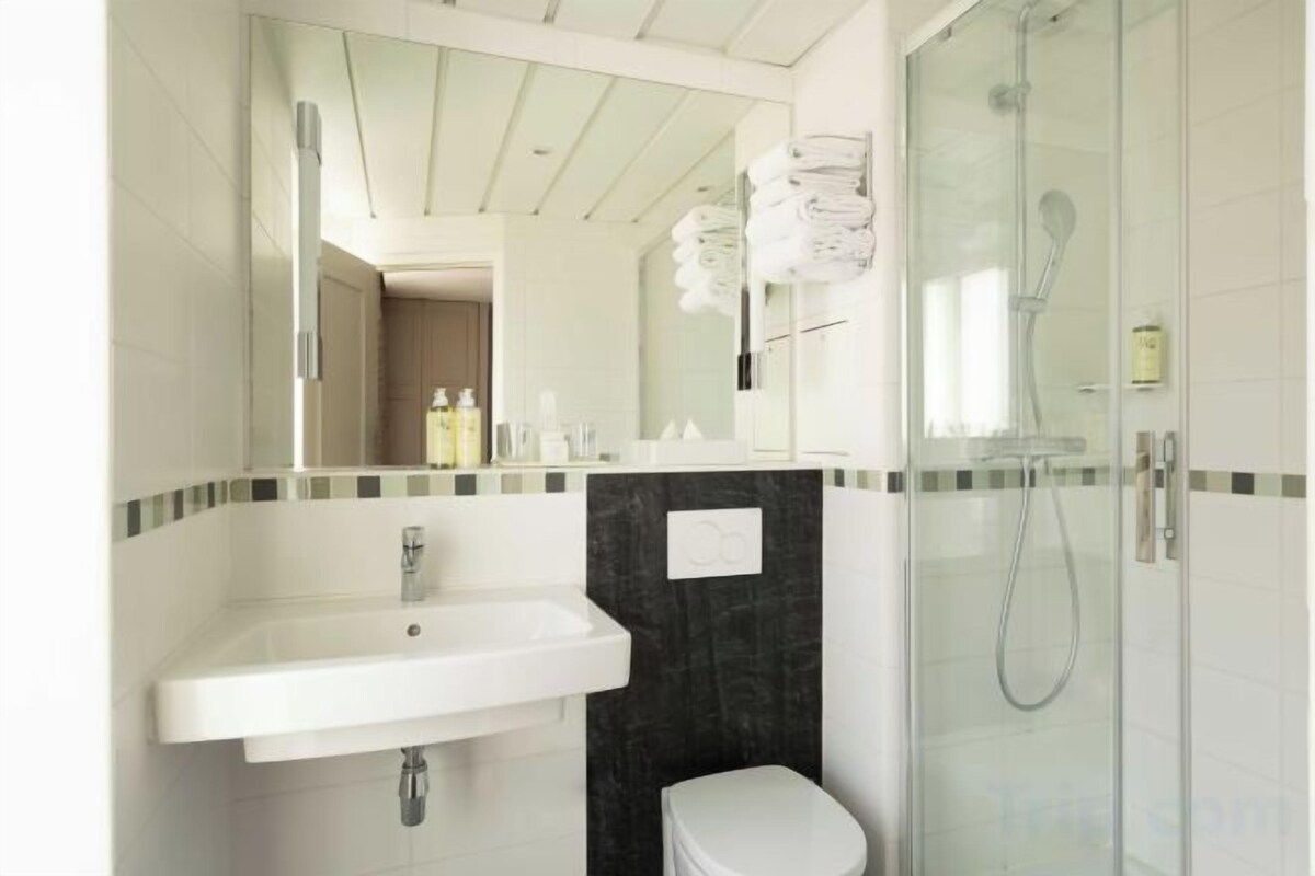 Bathroom | Rainfall showerhead, free toiletries, hair dryer, towels