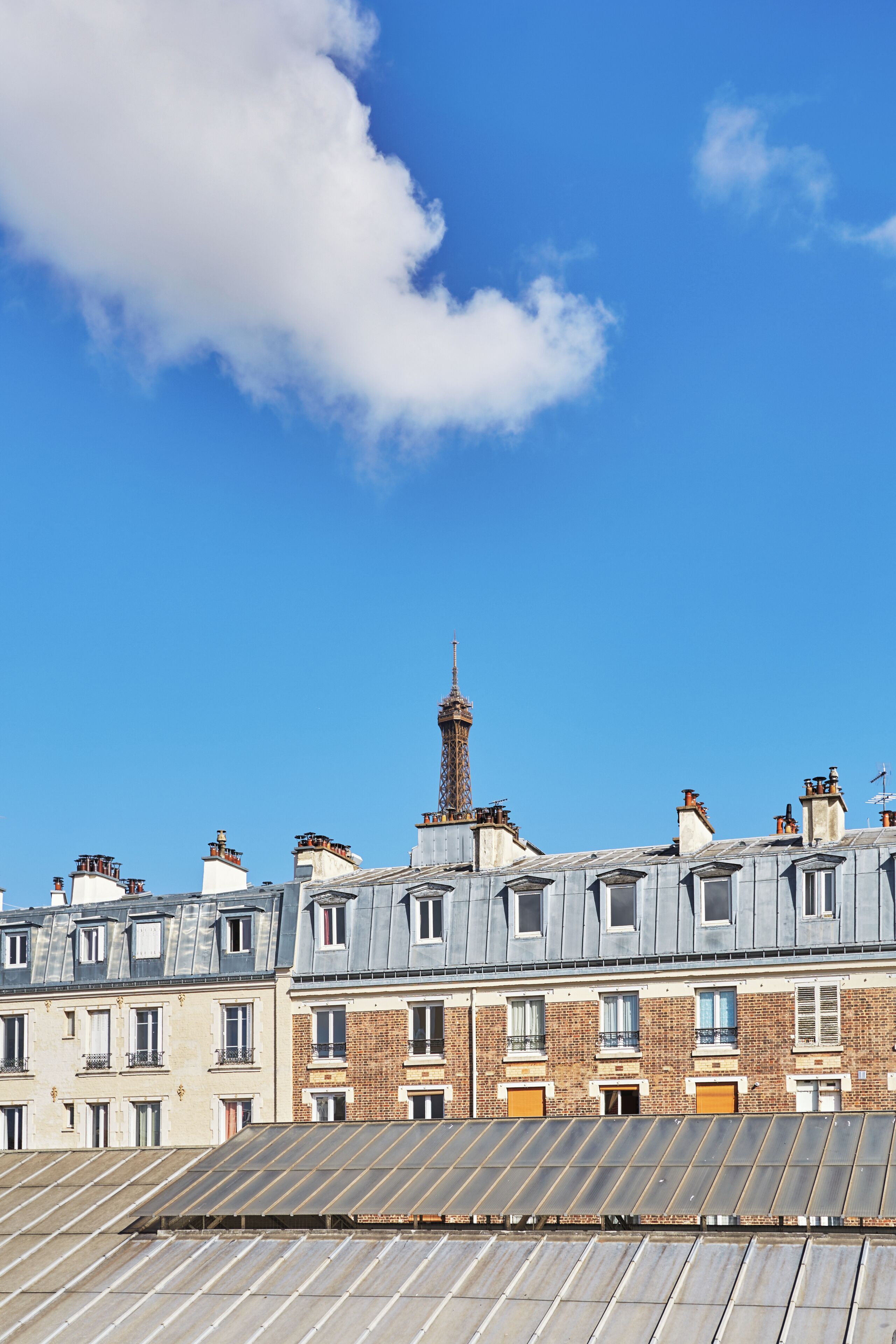 Une rangée de bâtiments avec une tour imposante en arrière-plan, qui est probablement un point de repère.