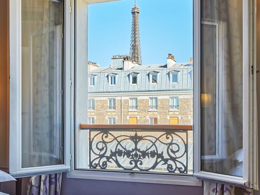 Ropa de cama de alta calidad y caja de seguridad en la habitación