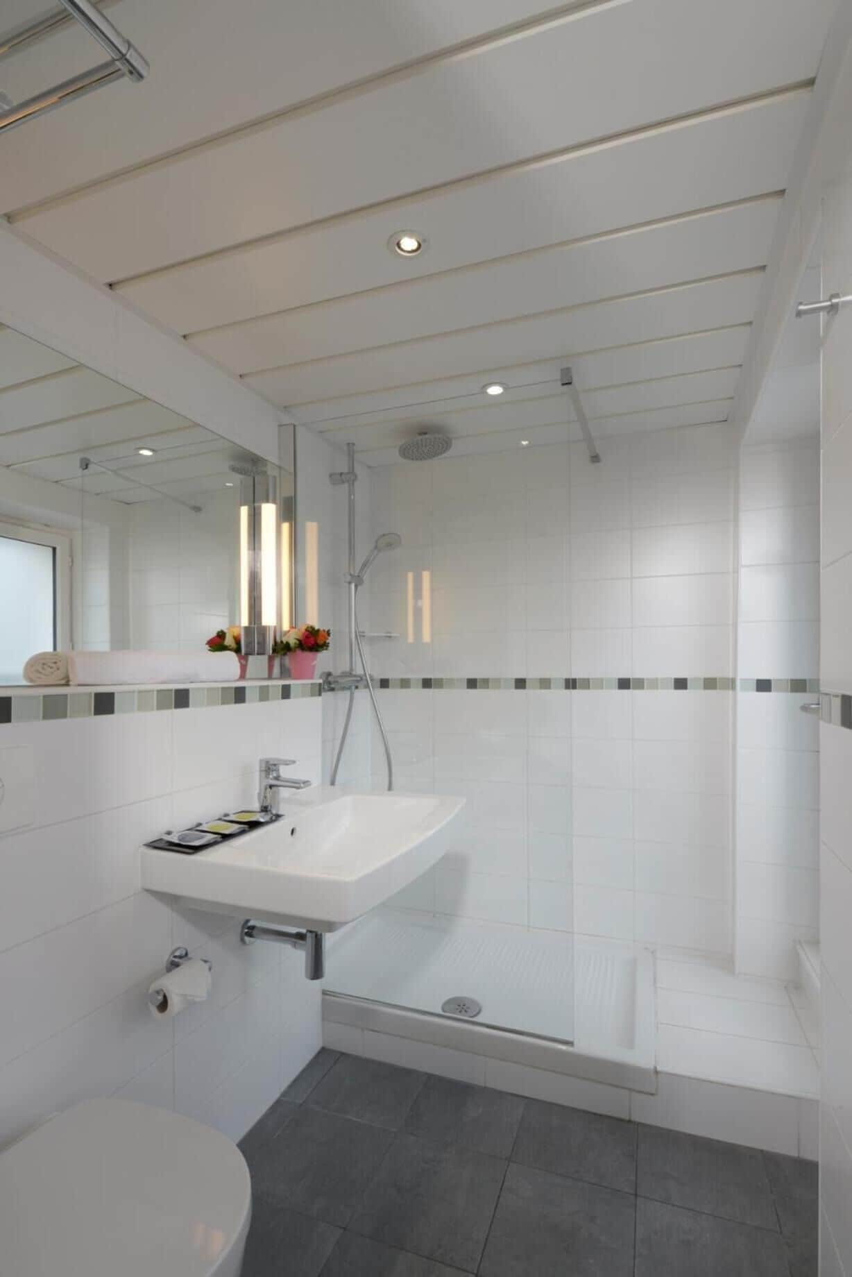 rainfall showerhead, free toiletries, hair dryer, towels