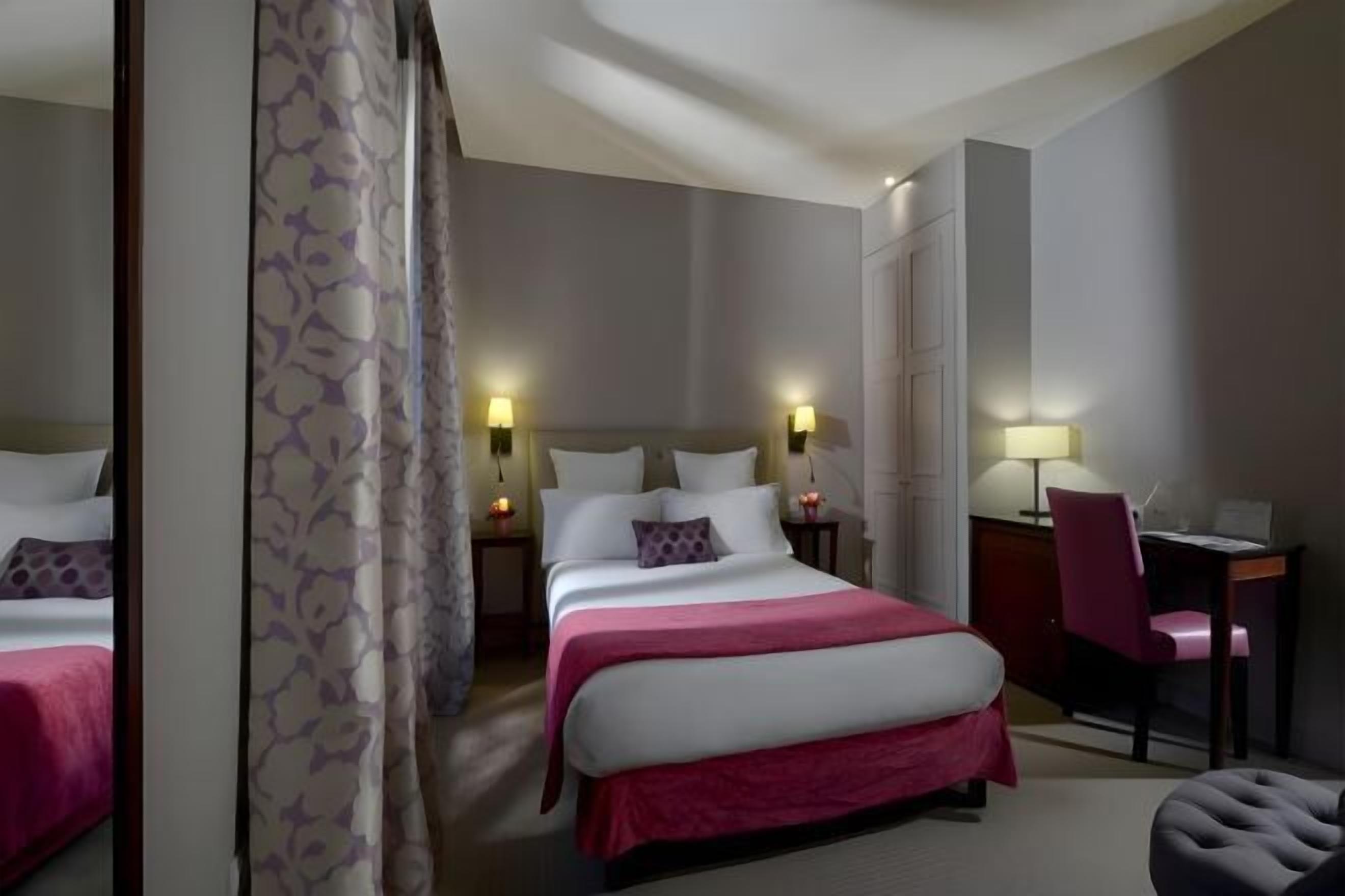 Premium bedding, in-room safe, desk, blackout drapes