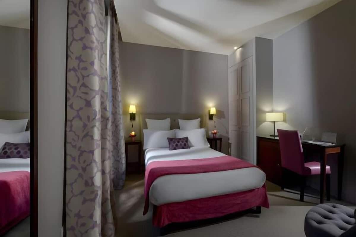 Premium bedding, in-room safe, desk, blackout drapes