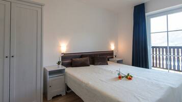 Superior Apartment, 3 Bedrooms, Mountain View | Individually decorated, individually furnished, iron/ironing board