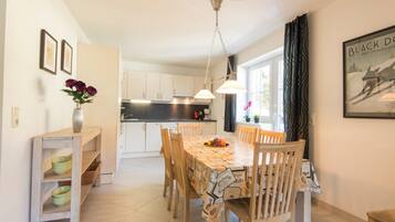 Full-sized fridge, microwave, oven, stovetop