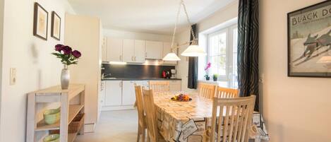 Full-sized fridge, microwave, oven, stovetop