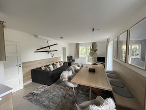 Superior Plus 2 Bedroom Apartment | In-room dining