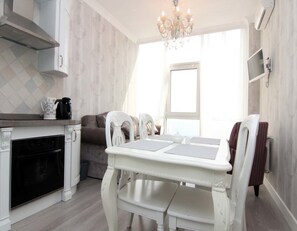 Appartement (for 3 Adults in Arcadia) | Restauration dans la chambre