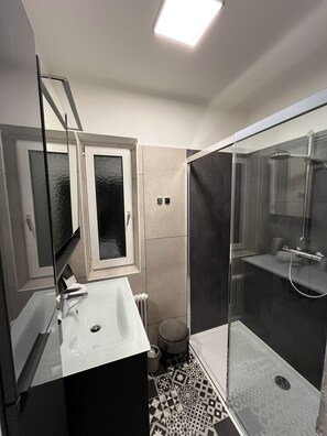 Classic Chalet, Balcony (excl. final cleaning fee € 375,-) | Bathroom | Combined shower/bathtub, hair dryer - Chalet Embacher (Bad Gastein)