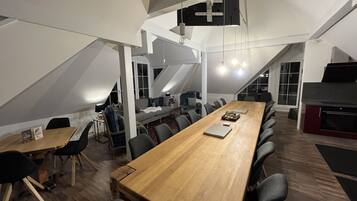 Classic-Chalet, Balkon | Wohnbereich | 100-cm-Flachbildfernseher mit Kabelempfang, Fernseher