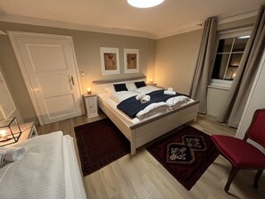 Muebles diferentes, tabla de planchar con plancha, cunas y ropa de cama 