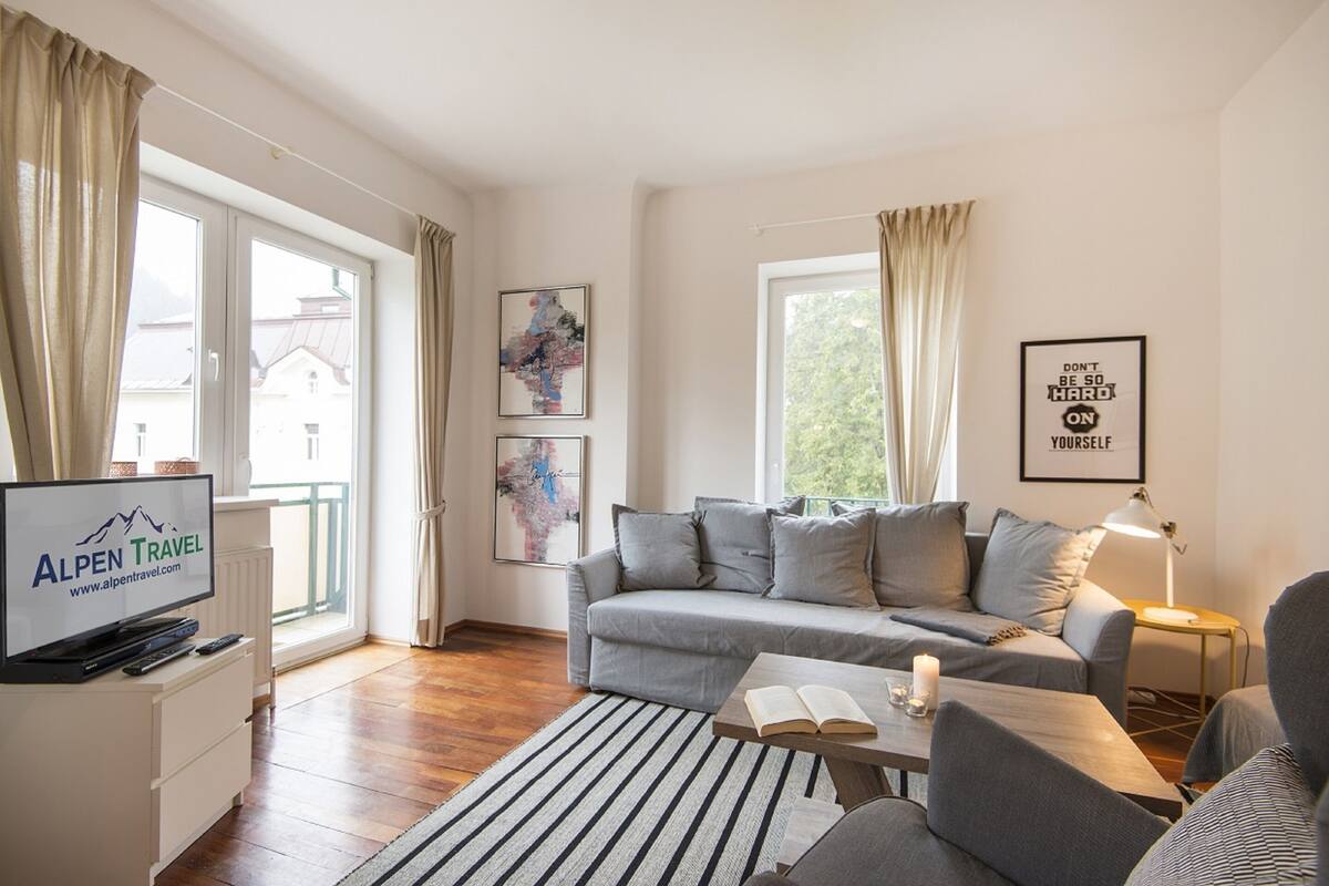 Comfort Apartment, Mountain View | Ruang tamu | 100 cm televisyen skrin rata dengan kabel, TV 