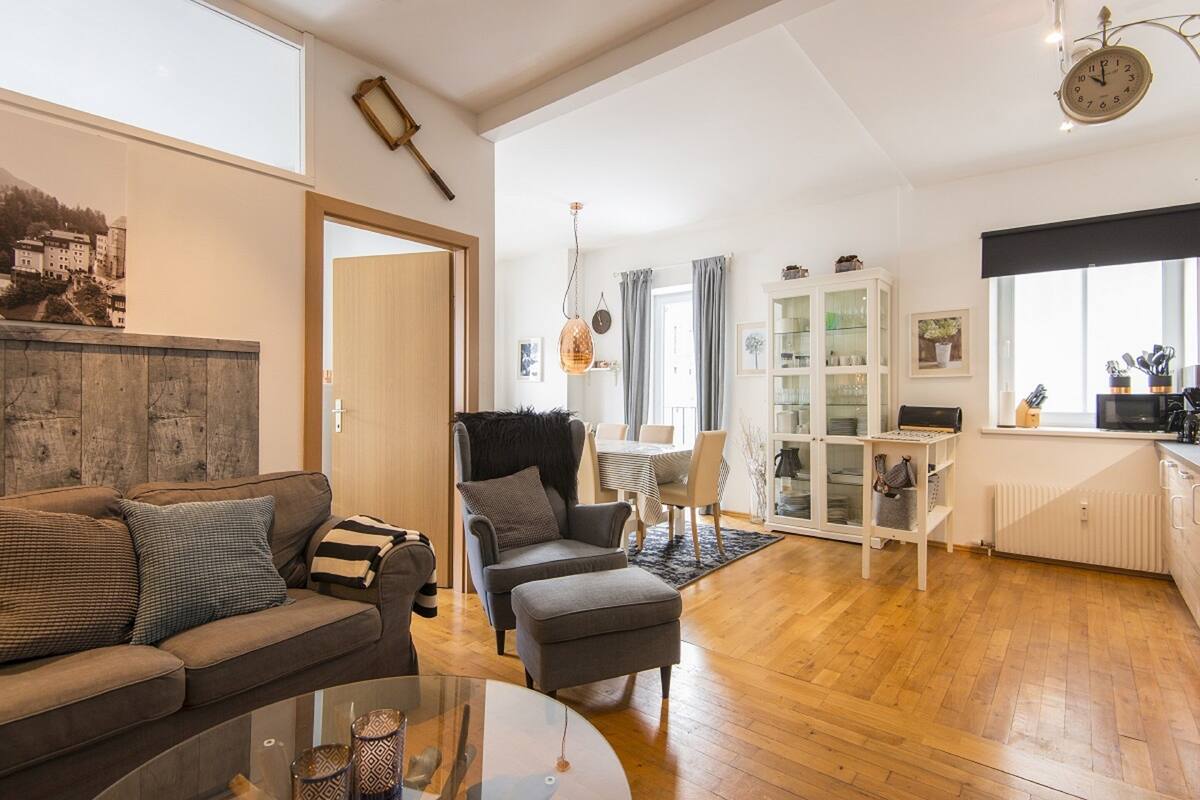 Standard Apartment, 3 Bedrooms, Mountain View | Ruang tamu | 100 cm televisyen skrin rata dengan kabel, TV 