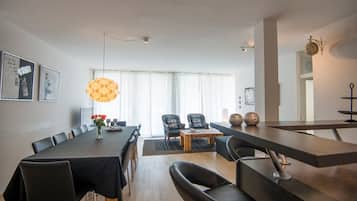 Superior-Apartment, 3 Schlafzimmer, Balkon, Bergblick | Wohnbereich | Flachbildfernseher
