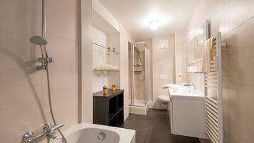 Standard Apartment, 2 Schalfzimmer, Balkon | Badezimmer | Dusche, Haartrockner, Handtücher