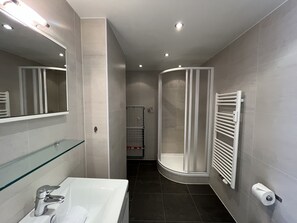 Departamento estándar | Baño | Regadera, secadora de cabello, toallas