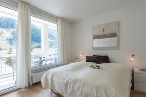 Bureau, fer et planche à repasser, lits bébé (en supplément)