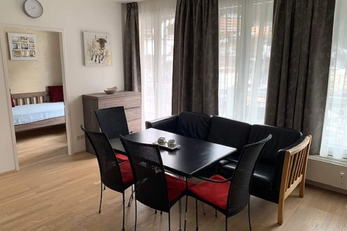 Apartemen Standar, 2 kamar tidur, balkon | Makan di kamar